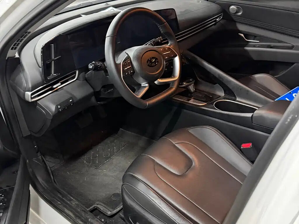 Hyundai Elantra Сзади